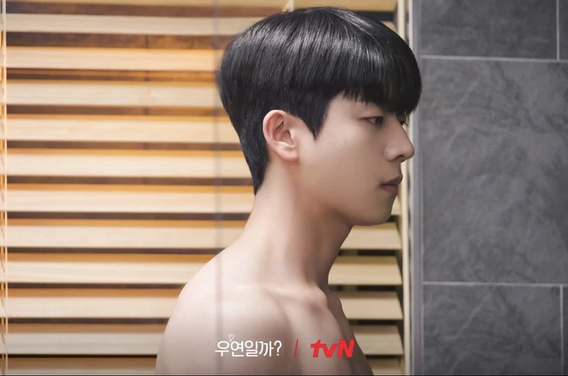 蔡鍾協在《是偶然嗎?》飾演一位高冷男,並展露好身材。 蔡鍾協在《是偶然嗎?》飾演一位高冷男,並展露好身材。