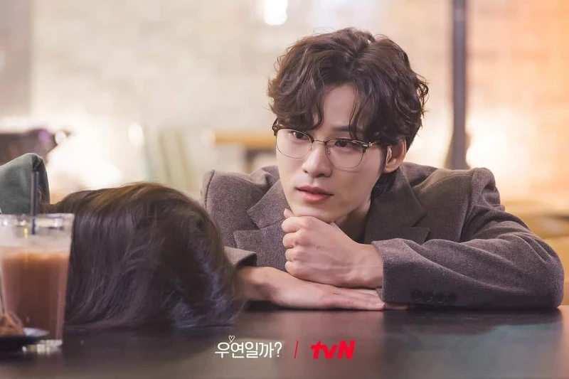 李洪珠、姜厚英與方俊浩的三角關係從高中跨入職場。 李洪珠、姜厚英與方俊浩的三角關係從高中跨入職場。