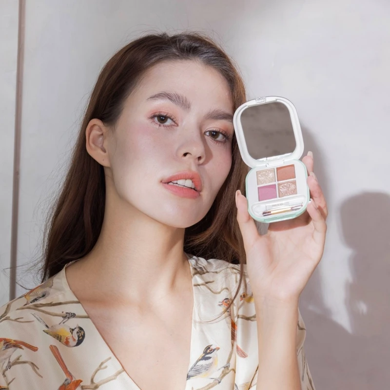 Paul & Joe巴黎時尚4色眼彩盤#01模特兒示範。