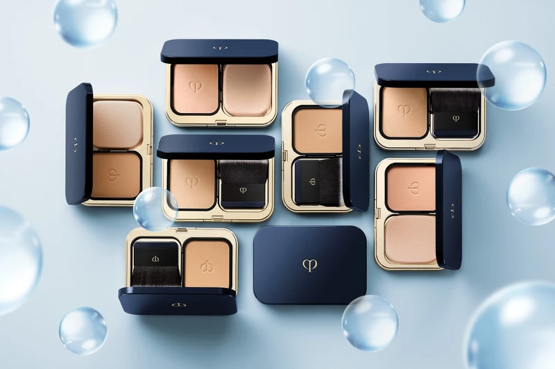 肌膚之鑰恆潤光采粉餅SPF 25/PA++ (全7色)，NT4,080起(粉蕊 8g， NT3,000、粉盒 NT900、粉餅刷 NT800、粉撲 NT180