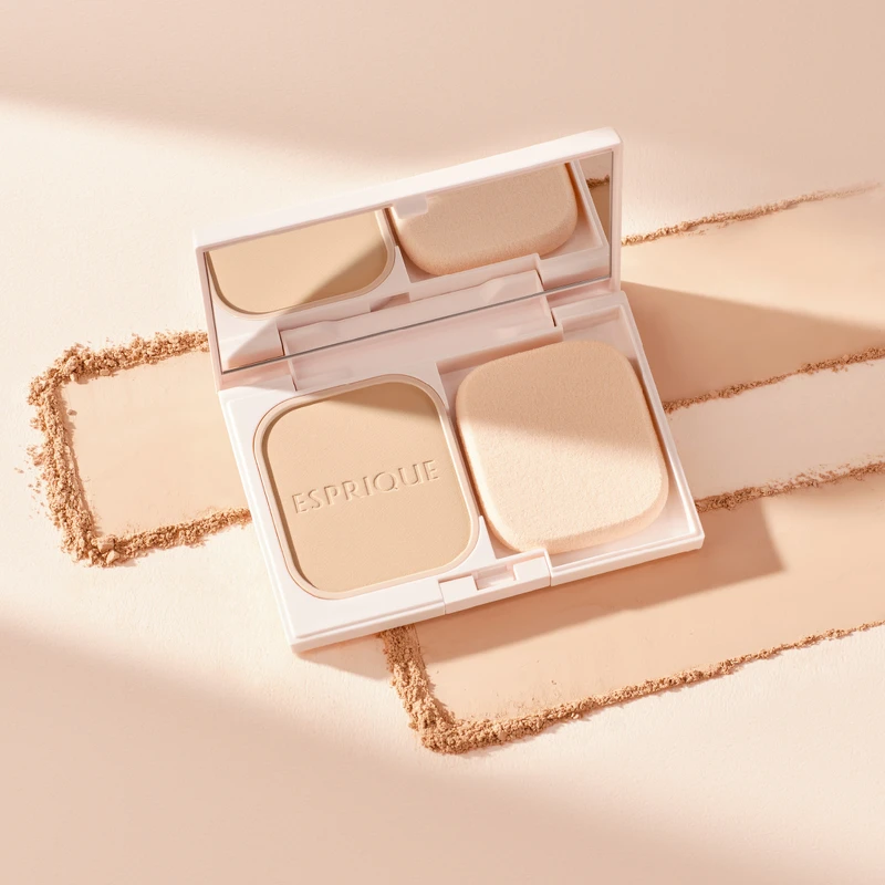 Kose丰靡美姬幻粧裸透零瑕持粧粉餅情境圖。