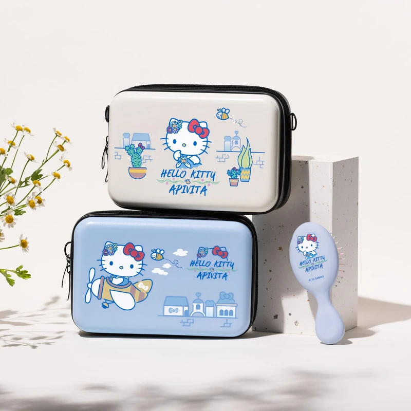 APIVITA x Hello Kitty聯名雙色硬殼收納包、聯名旅行梳。 APIVITA x Hello Kitty聯名雙色硬殼收納包、聯名旅行梳。