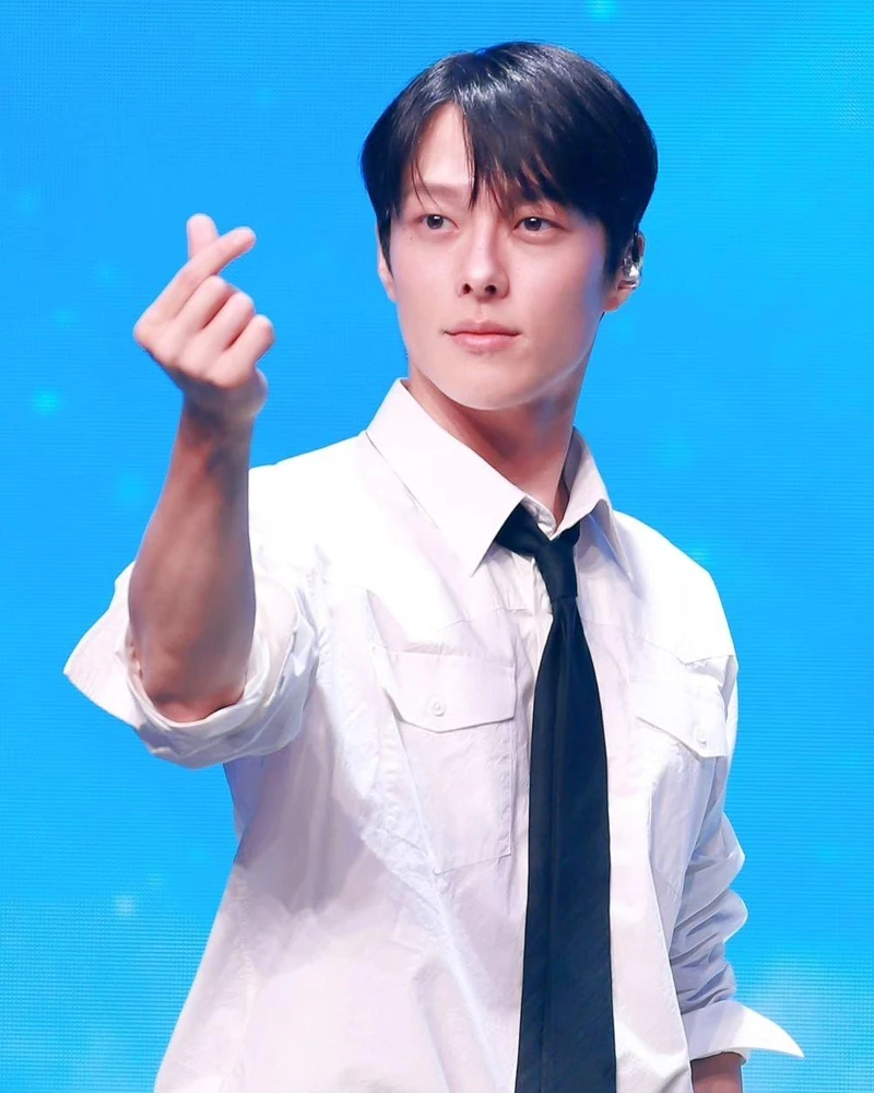 張基龍在首爾見面會上對粉絲比手指愛心 張基龍在首爾見面會上對粉絲比手指愛心