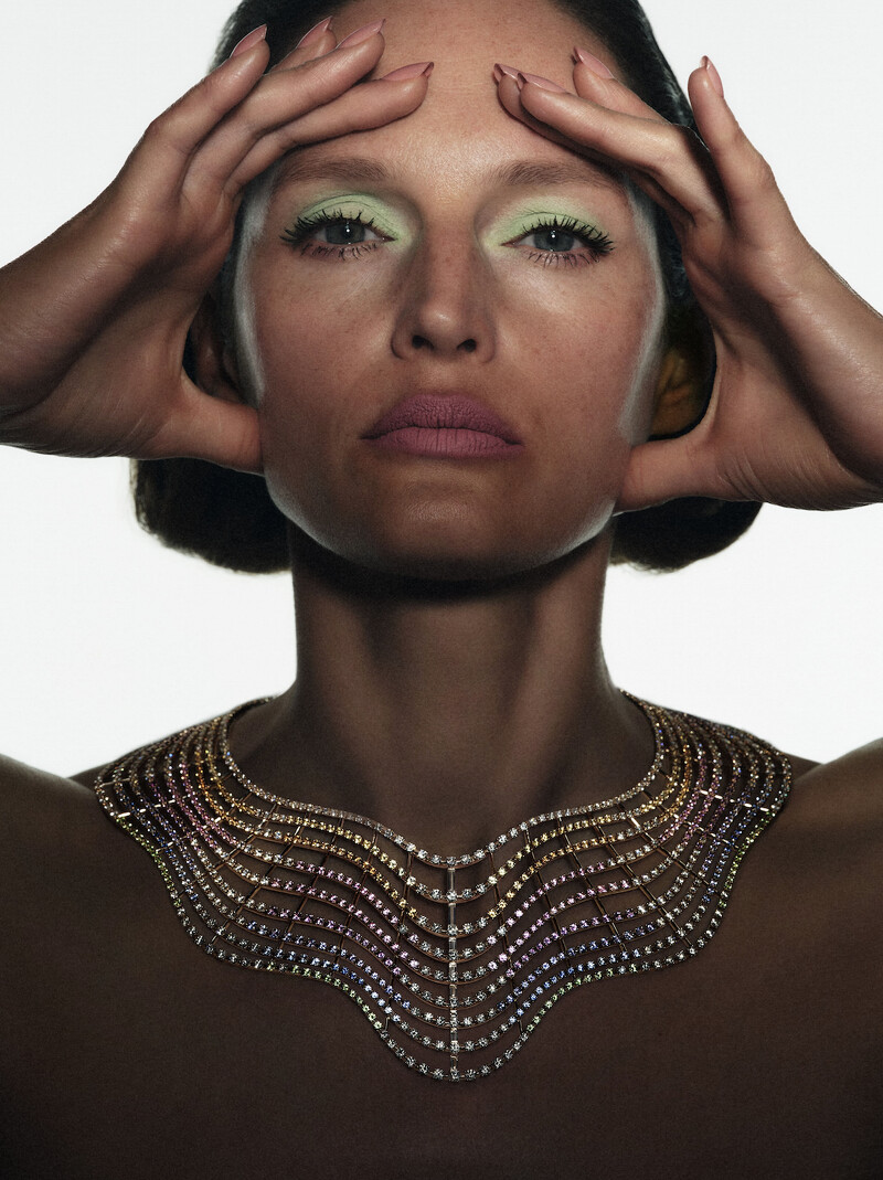 Arc en couleurs項鍊宛如環繞身體曲線的溫柔彩虹。 Arc en couleurs項鍊宛如環繞身體曲線的溫柔彩虹。