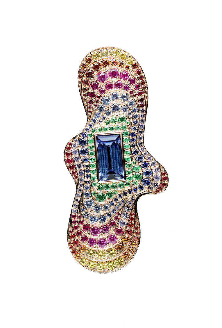 Color Vibes雙指戒指,玫瑰金鑲嵌長方形切割坦桑石、祖母綠、藍、紫色和黃色藍寶石、錳鋁榴石 和紅寶石。 Color Vibes雙指戒指,玫瑰金鑲嵌長方形切割坦桑石、祖母綠、藍、紫色和黃色藍寶石、錳鋁榴石 和紅寶石。