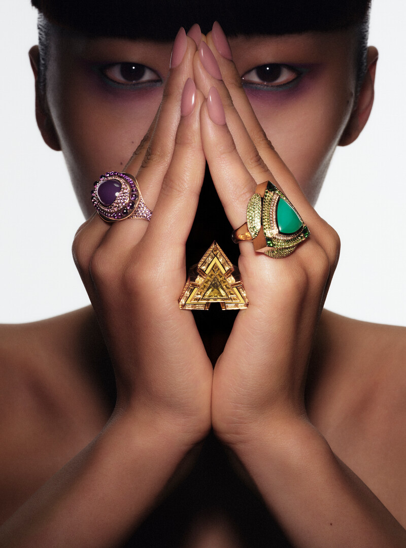 Portraits de la couleur戒指,玫瑰金鑲嵌方形、長方形切割紅色石榴石、明亮式切割和長方形切割紅寶石及紅色漆面金屬。  Portraits de la couleur戒指,玫瑰金鑲嵌方形、長方形切割紅色石榴石、明亮式切割和長方形切割紅寶石及紅色漆面金屬。