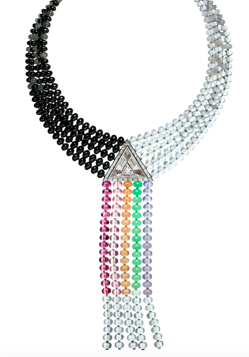Supracolor項鍊,鑲嵌一顆三角形切割18.41克拉金紅石石英和三角形切割1.10克拉鑽石,搭配鑽石、珍珠、月光石、玉髓等多種寶石  Supracolor項鍊,鑲嵌一顆三角形切割18.41克拉金紅石石英和三角形切割1.10克拉鑽石,搭配鑽石、珍珠、月光石、玉髓等多種寶石
