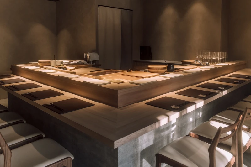 餐廳以ㄇ字型吧台為中心。