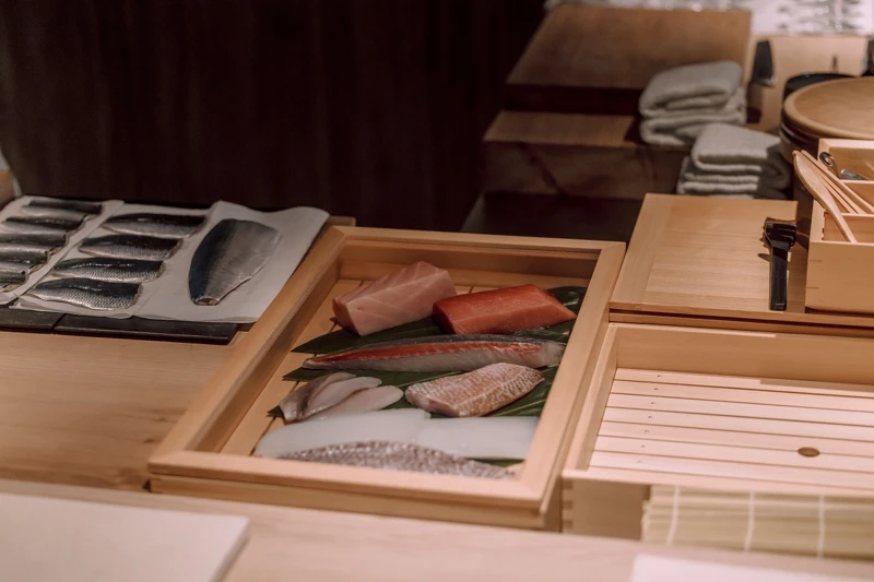 餐廳除了台灣季節性魚種，其餘使用的魚種、海鮮皆來自於日本第一鮪魚批發商—「山幸集團 Yamayuki」。