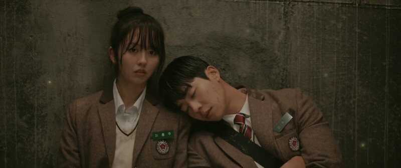 姜厚英倒頭睡在李洪珠肩上，李洪珠小鹿亂撞啦！