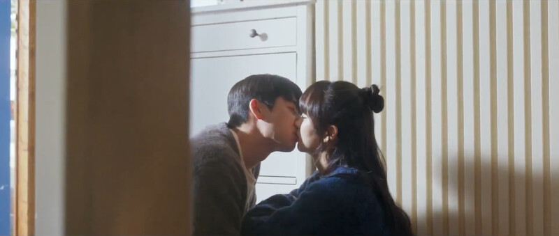 李洪珠呆呆接受姜厚英的告白吻，以為自己是欲求不滿，但姜厚英的告白真讓她卡殼了