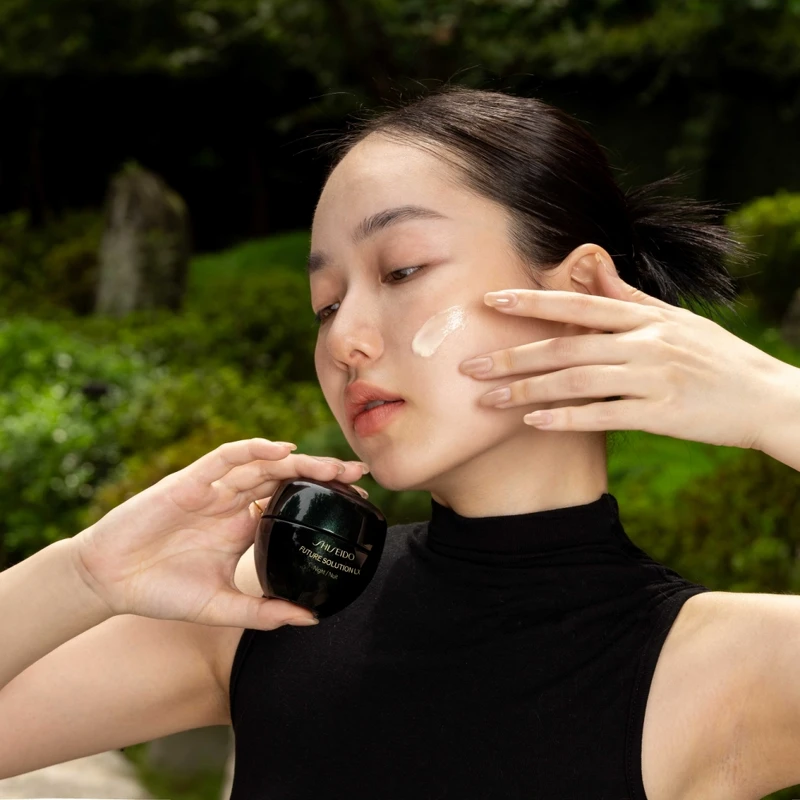 資生堂極上御藏晚霜質地示意。