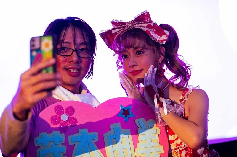 阿部瑪利亞飾演日本地下偶像茂木由美，謝坤達則飾演她的狂粉謝正達。