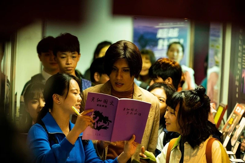 黃宣飾演國文名師黃仙。