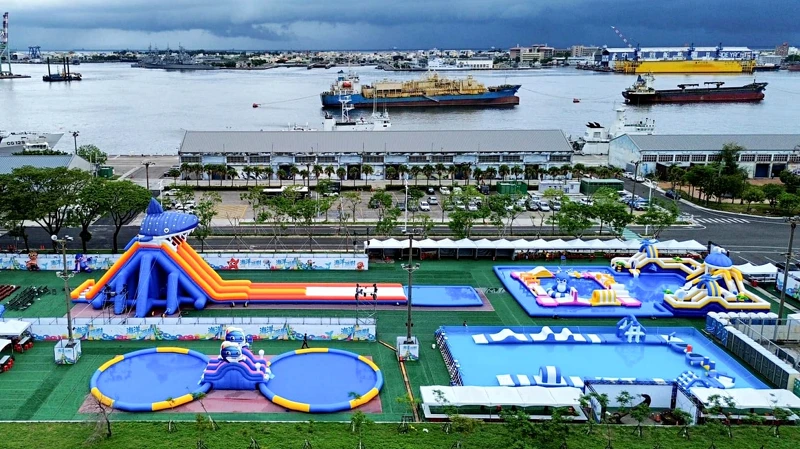 2024高雄海洋派對全新氣墊親水遊具登場！