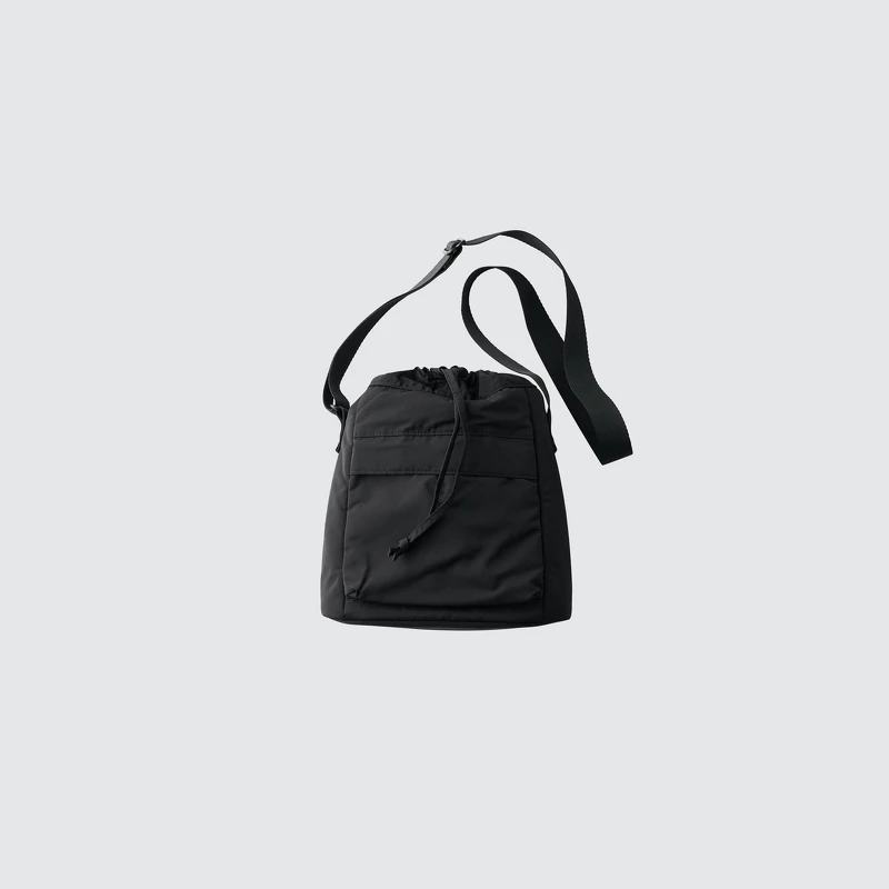 男女適用 水桶肩背包,NT$590。
