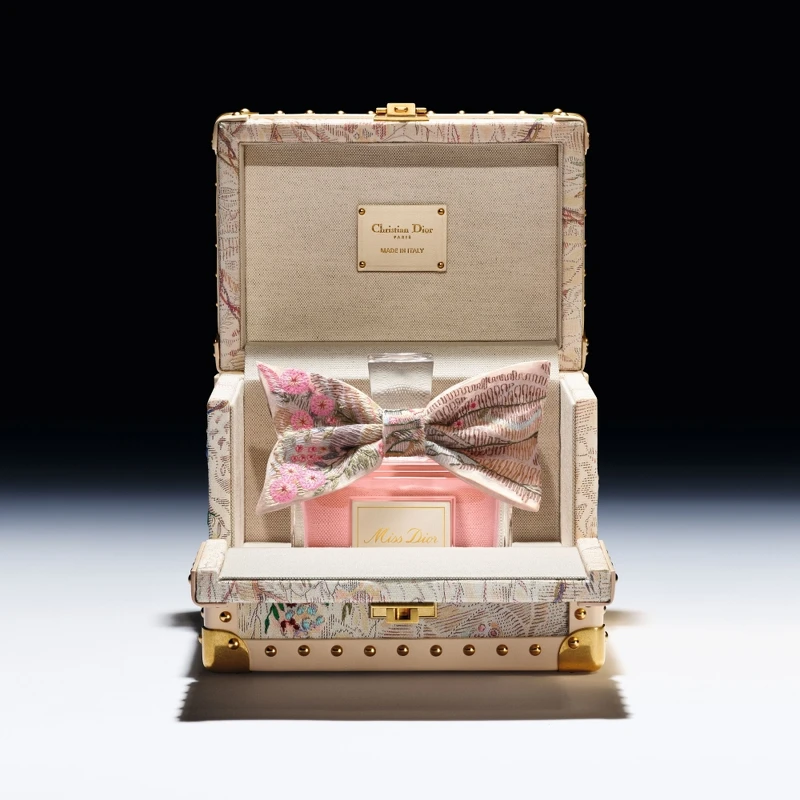 迪奧Miss Dior香精奢華訂製珍藏版200ml,NT430,000 迪奧Miss Dior香精奢華訂製珍藏版200ml,NT430,000