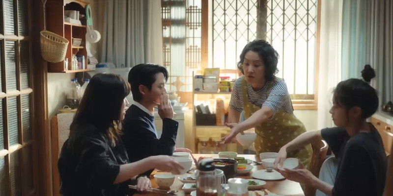 和崔承效一起蹭飯的還有鄭元音(左一,金智恩飾),是裵媽另一親女兒,人人有飯吃,就裵石榴空著碗 和崔承效一起蹭飯的還有鄭元音(左一,金智恩飾),是裵媽另一親女兒,人人有飯吃,就裵石榴空著碗