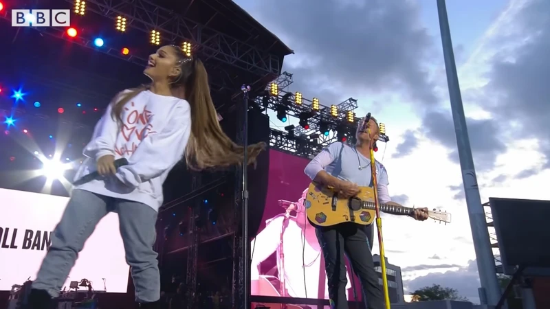 美國小天后亞莉安娜（Ariana Grande）與克里斯馬汀（Chris Martin）也曾一起合唱。