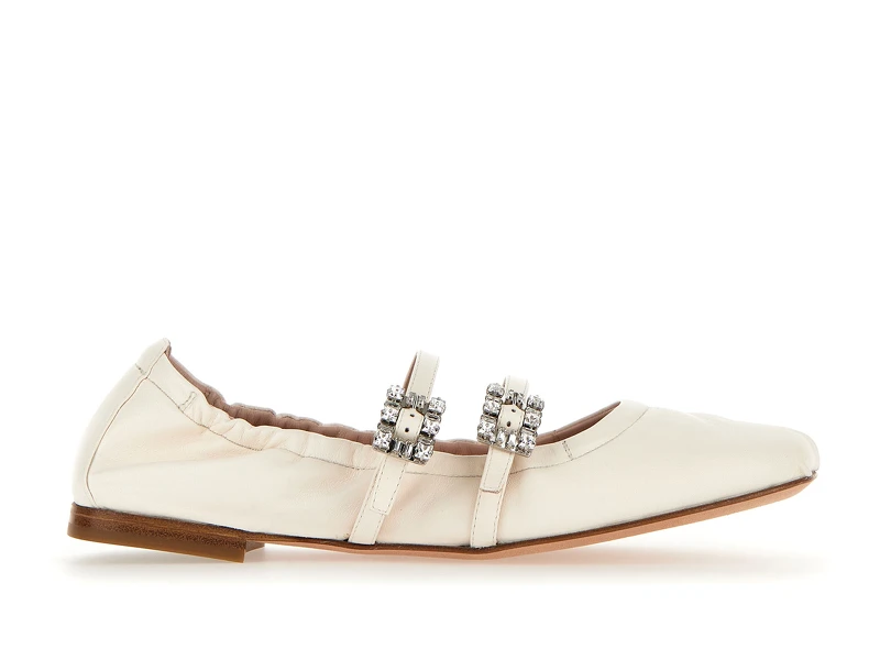 小羊皮雙鑽芭蕾舞鞋,NT$47,600。