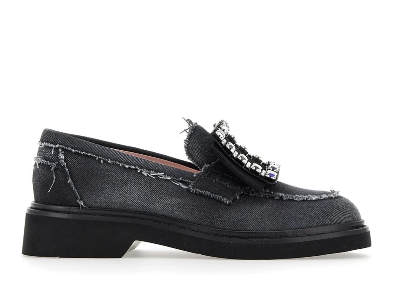 Viv Rangers 黑丹寧鑽扣樂福鞋,NT$62,900。 Viv Rangers 黑丹寧鑽扣樂福鞋,NT$62,900。