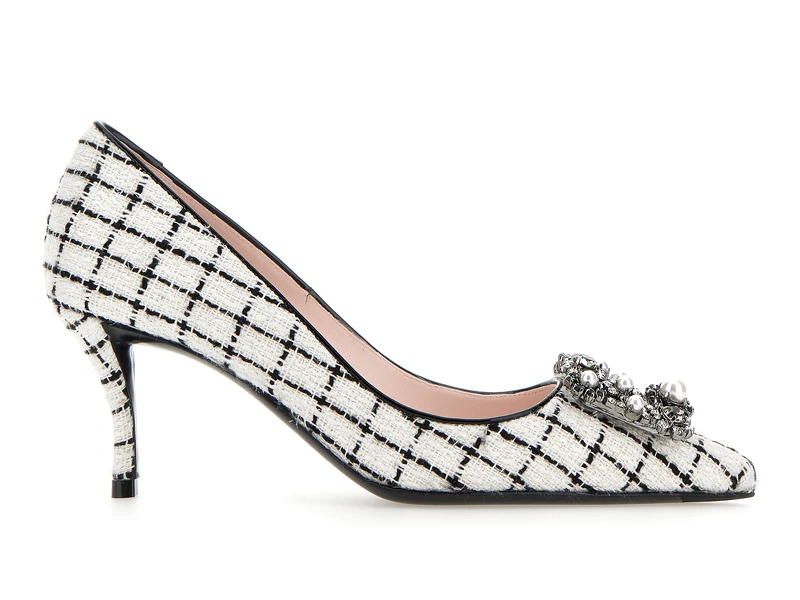 黑白格紋花呢珍珠花鑽高跟鞋,NT$81,200。