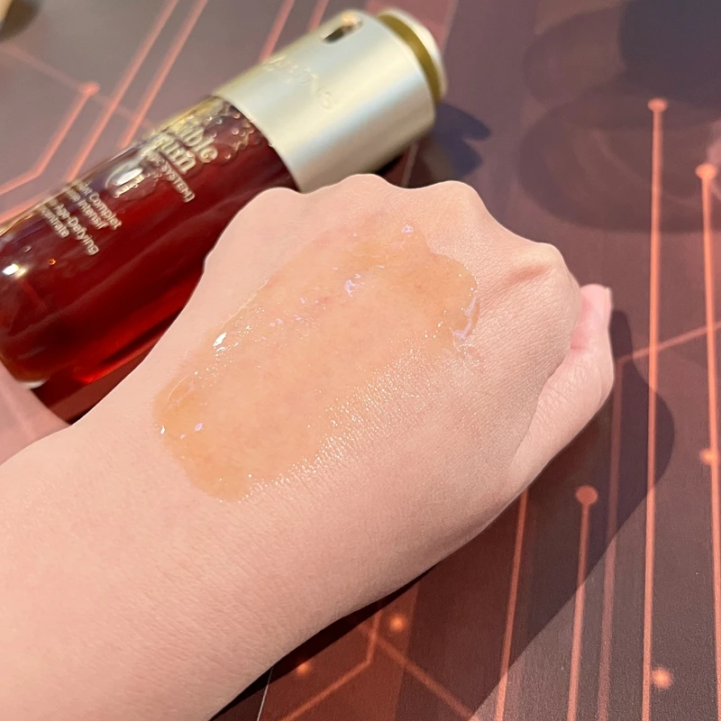 克蘭詩黃金雙萃精華質地。 克蘭詩黃金雙萃精華質地。