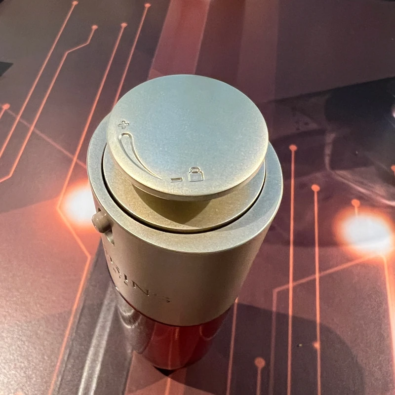 克蘭詩黃金雙萃精華的黃金轉轉鈕。 克蘭詩黃金雙萃精華的黃金轉轉鈕。