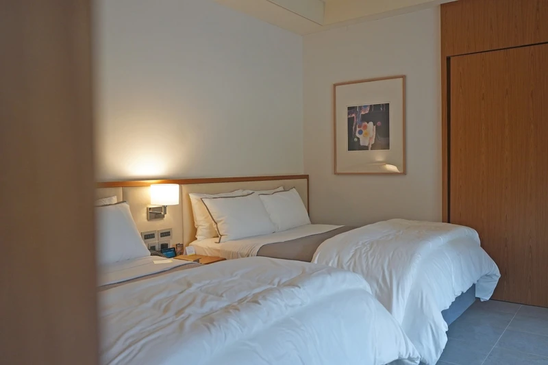 選用美國知名品牌席夢思享譽盛名的「威斯汀天夢之床」（Heavenly® Bed）。