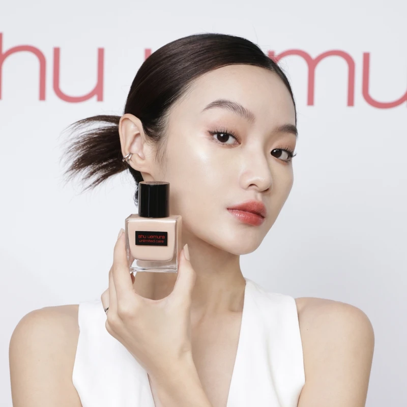 shu uemura植村秀無極限裸光精萃粉底,模特兒示範妝感。20色,NT2,300 shu uemura植村秀無極限裸光精萃粉底,模特兒示範妝感。20色,NT2,300