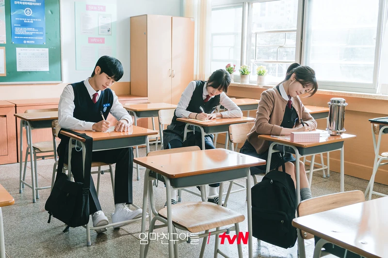 三個死黨各自寫下未來信,約好十年後才能挖出時空膠囊 三個死黨各自寫下未來信,約好十年後才能挖出時空膠囊