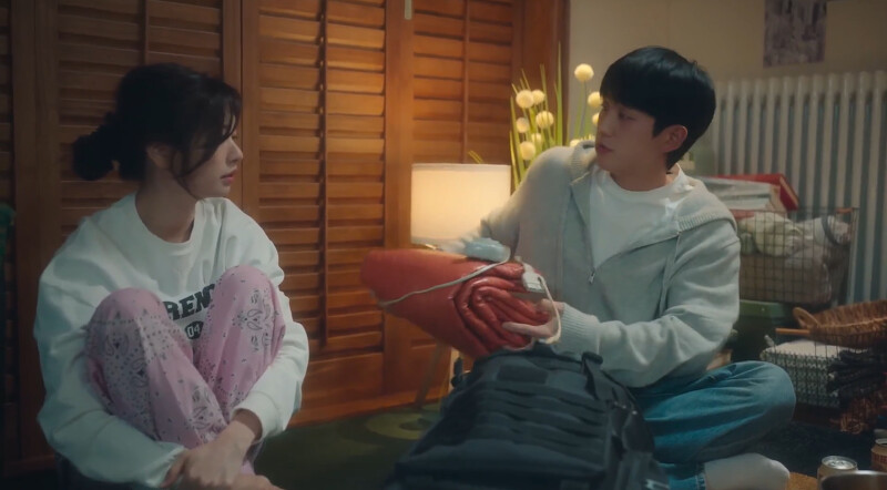 裵石榴問帶著麼多行李是要移民嗎?其實是崔承效不辭辛勞特地背來給她的 裵石榴問帶著麼多行李是要移民嗎?其實是崔承效不辭辛勞特地背來給她的