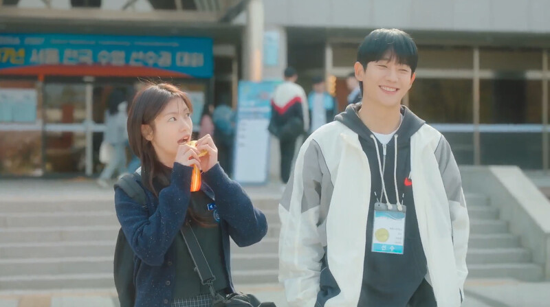 裵石榴想要咬金牌試試真金與否 裵石榴想要咬金牌試試真金與否