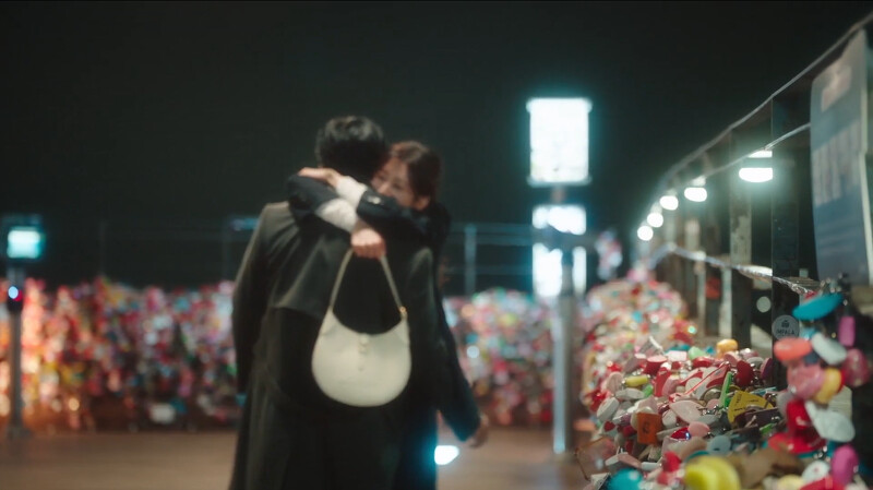 裵石榴還像小時候一樣,開心就抱崔承效,不高興就搥崔承效 裵石榴還像小時候一樣,開心就抱崔承效,不高興就搥崔承效