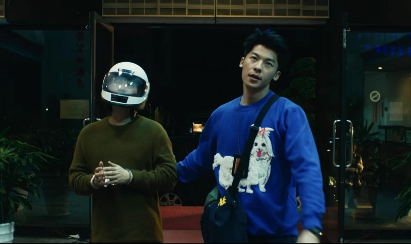 被迫換上瑪爾濟斯 T 的吳明翰一臉正經,顯得荒謬。 被迫換上瑪爾濟斯 T 的吳明翰一臉正經,顯得荒謬。