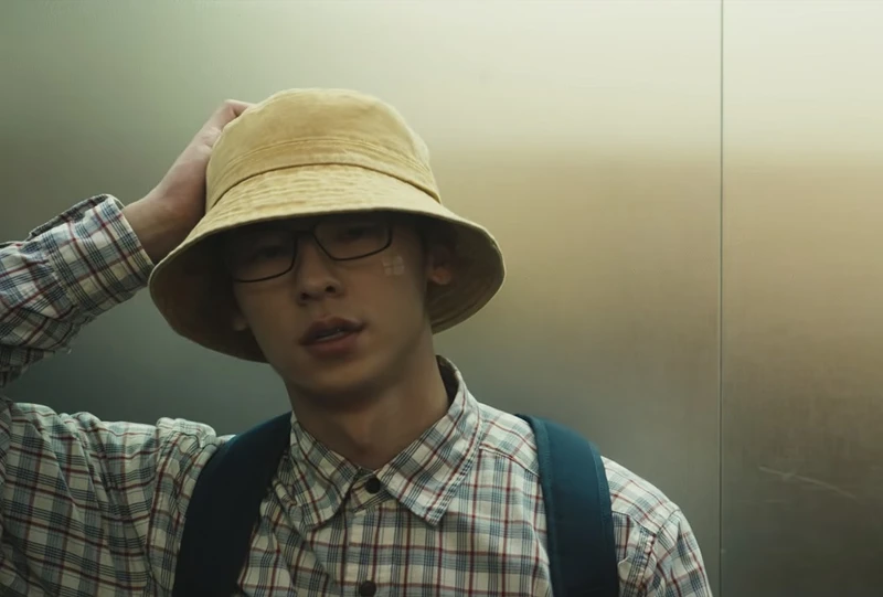 吳明翰偽裝成學生調查黃仙,卻穿得土裡土氣。 吳明翰偽裝成學生調查黃仙,卻穿得土裡土氣。