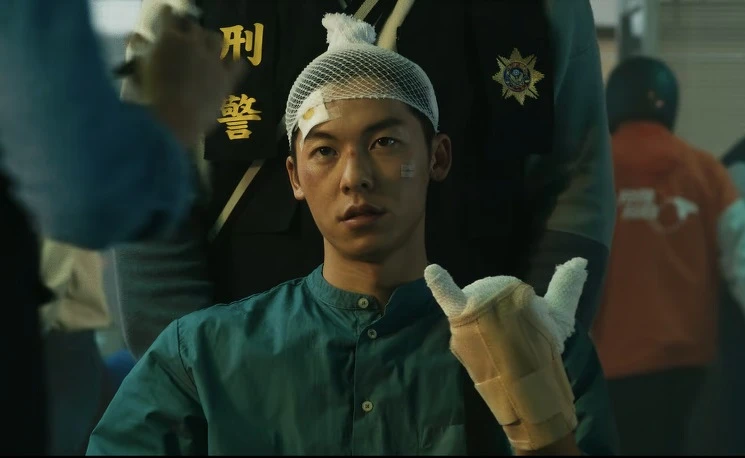 吳明翰被包得亂七八糟的模樣受封為全劇最呆造型。 吳明翰被包得亂七八糟的模樣受封為全劇最呆造型。