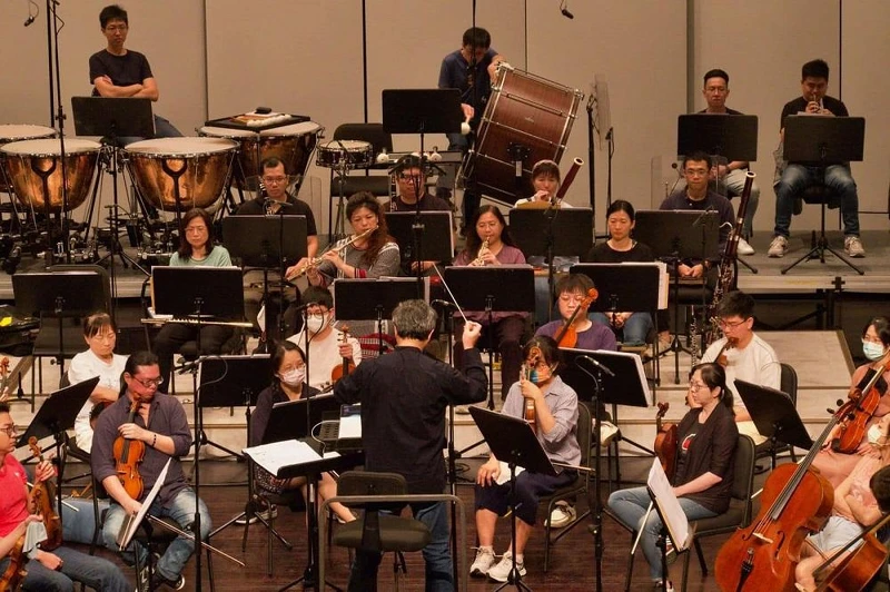 高雄市立交響樂團在「高雄大東藝術中心」演奏錄製《聽海湧》的配樂。