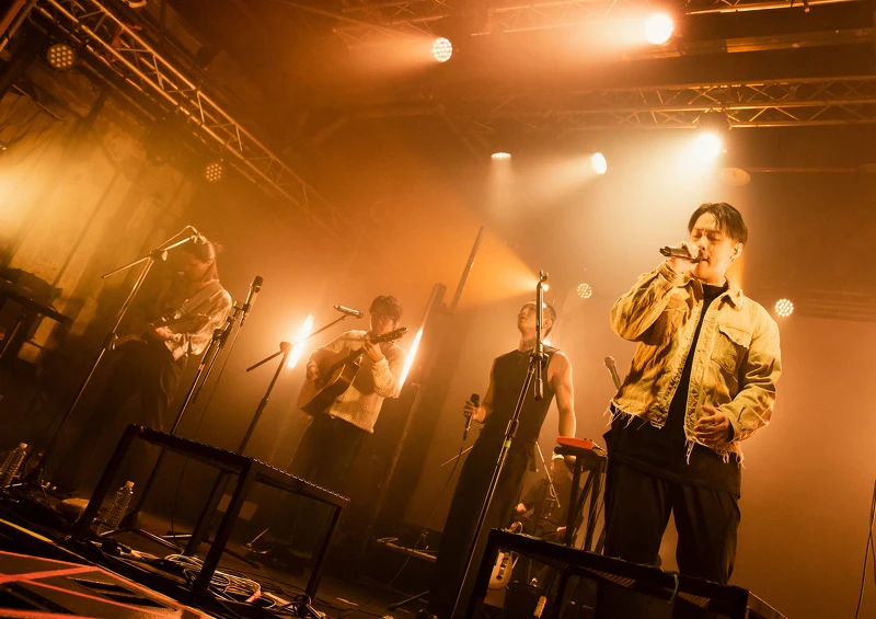 除了演唱《姿態》的歌曲外，也邀請到好友忒修斯共演