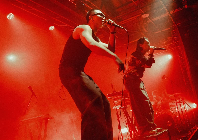 好友wannasleep也來見證這場里程碑，一曲〈510a.m.〉全場粉絲溫馨大合唱