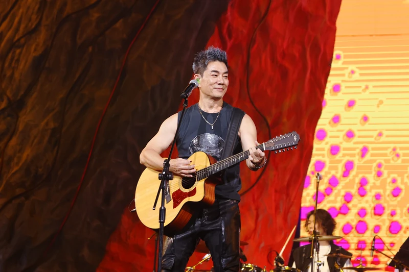 任賢齊帶來多首經典歌曲,全場大合唱 任賢齊帶來多首經典歌曲,全場大合唱