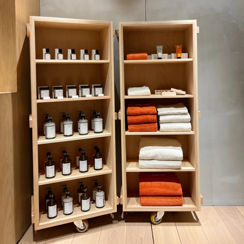 丹麥FRAMA展示木櫃。