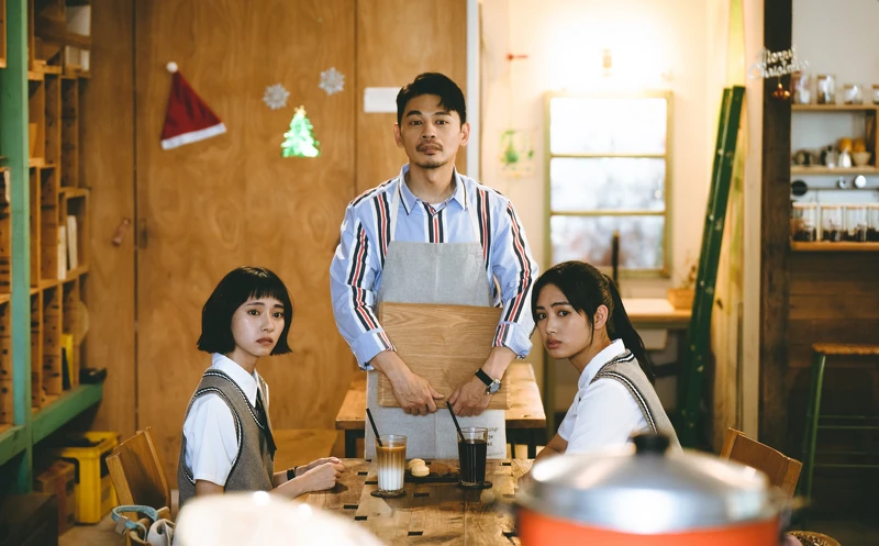 《讓我看見你是誰》阿KEN飾演咖啡店老闆