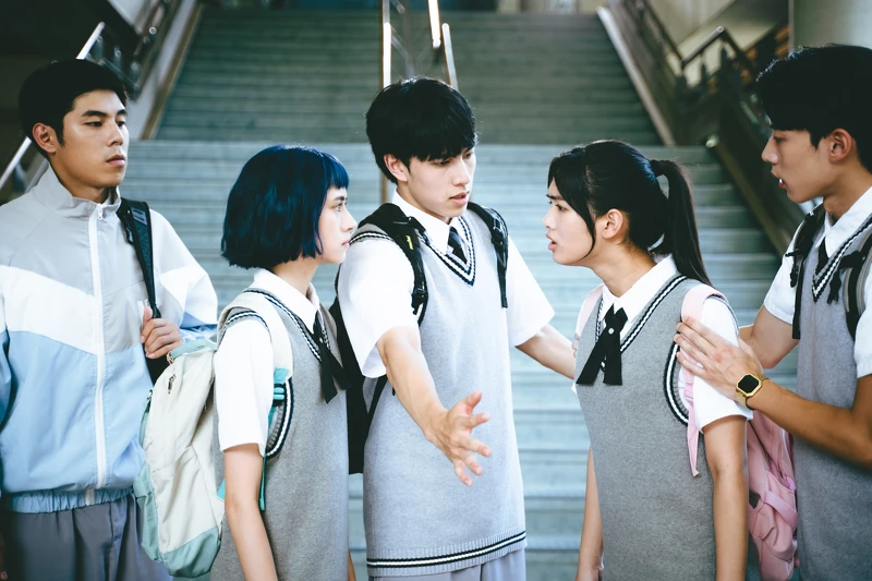 《讓我看見你是誰》五人第一場戲就上演激烈爭執，左起為詹懷雲、鄭宇恩、金東昱、雷嘉汭、黃信赫