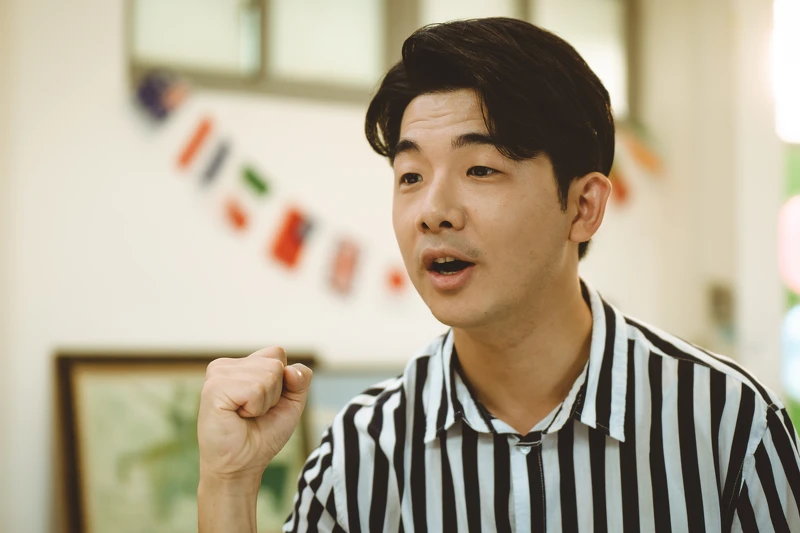 《讓我看見你是誰》胡瑋杰飾演班導