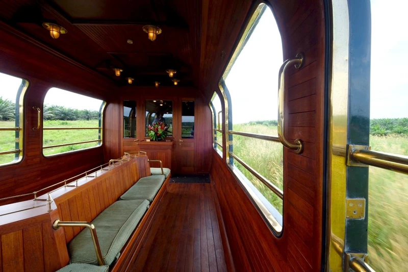 列車尾端設有觀景車廂。 列車尾端設有觀景車廂。