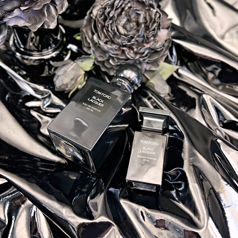 Tom Ford寂境黑漆私人調香30ml,NT9,000、50ml,NT13,300、250ml,NT3,4500 Tom Ford寂境黑漆私人調香30ml,NT9,000、50ml,NT13,300、250ml,NT3,4500