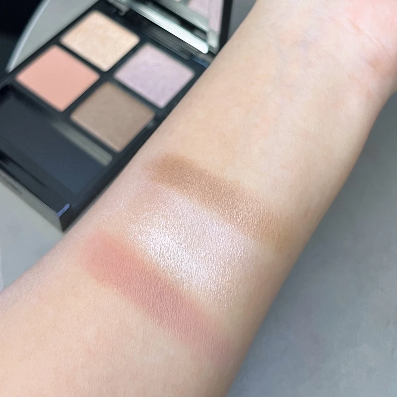 Tom Ford寂境黑漆限定版高級訂製四格眼盤#27 METEORIC手部試色。 Tom Ford寂境黑漆限定版高級訂製四格眼盤#27 METEORIC手部試色。