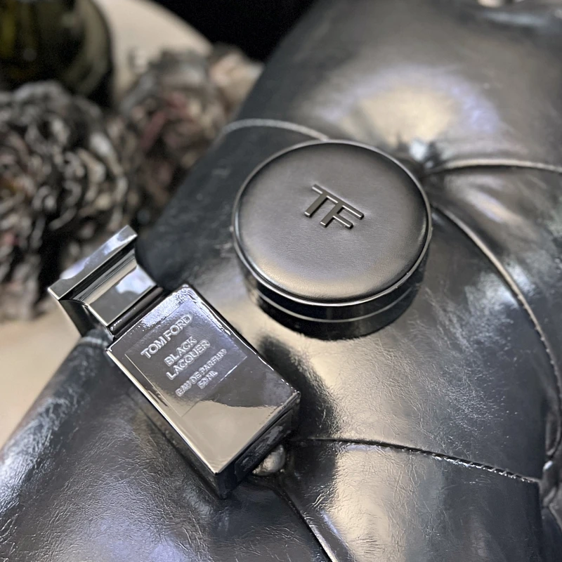 Tom Ford寂境黑漆限定版寂境黑漆限定版氣墊粉盒+粉蕊,NT3,900(粉盒不單售) Tom Ford寂境黑漆限定版寂境黑漆限定版氣墊粉盒+粉蕊,NT3,900(粉盒不單售)