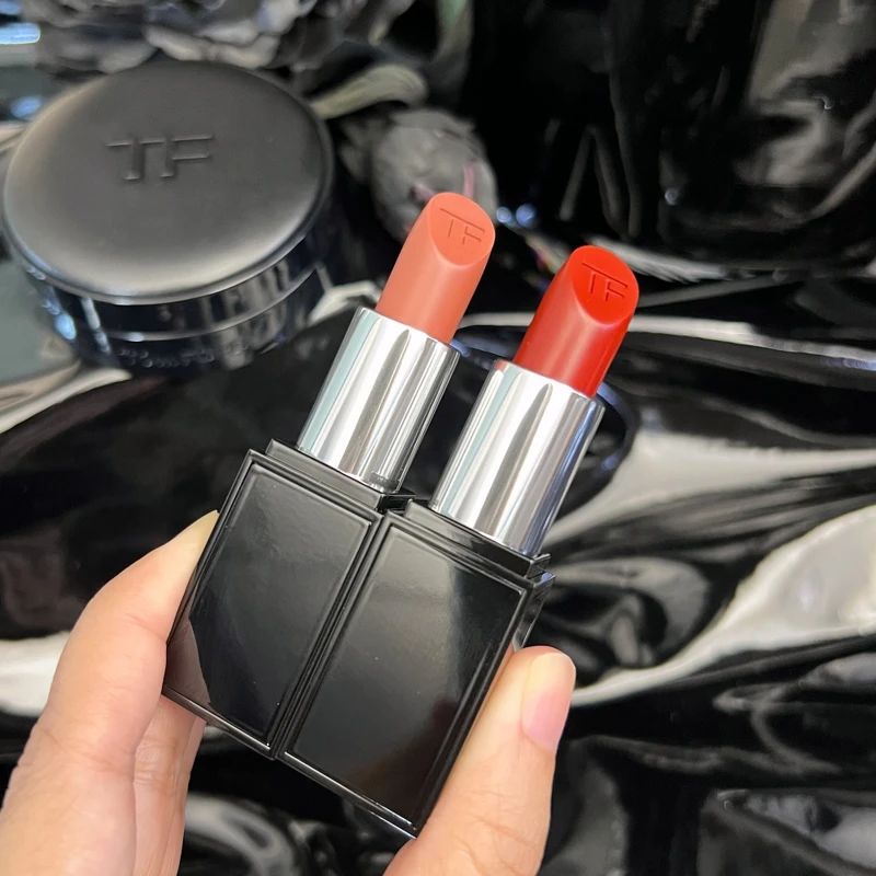 Tom Ford寂境黑漆限定版設計師微霧唇膏(左起#100 100、#16 SCARLET ROUGE) NT2,150 Tom Ford寂境黑漆限定版設計師微霧唇膏(左起#100 100、#16 SCARLET ROUGE) NT2,150